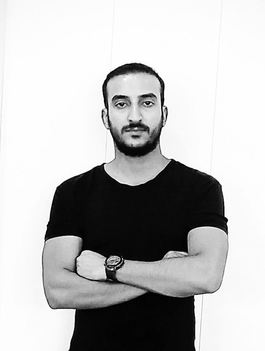 اليوم الذي قتلني، حتى اصبحت بلا روح

3 تشرين 2019 الساعة 8 م - اليوم الذي قتل فيه رفيقنا الاحب، صاحبنا المؤدب، قتل برصاص السلطة، نهشت قلبه رصاصة في ساحة الطيران، حين كنا نبعد عنه امتار، نغني ضد القتل، والموت، نغني للحياة، والرصاص يذبحنا من كل اتجاه

اود ان اخبرك ياصديقي، باننا لم