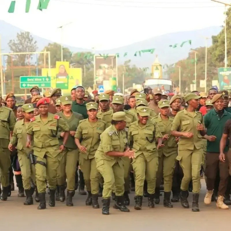 DrCyrilo's tweet photo. Masikini wenye sare wakitumiwa kuwatisha masikini wenzao ili watawala dhalimu waendelee kula na kusaza bila usumbufu. 
Hawa hawana uhakika wa afya zao, hawana uhakika wa akiba zao, wala elimu za watoto wao.   
Watawala wana yote hayo na ziada kubwa.
Nawasilisha.
Dr. Chris Cyrilo. https://t.co/NjqesKgisr