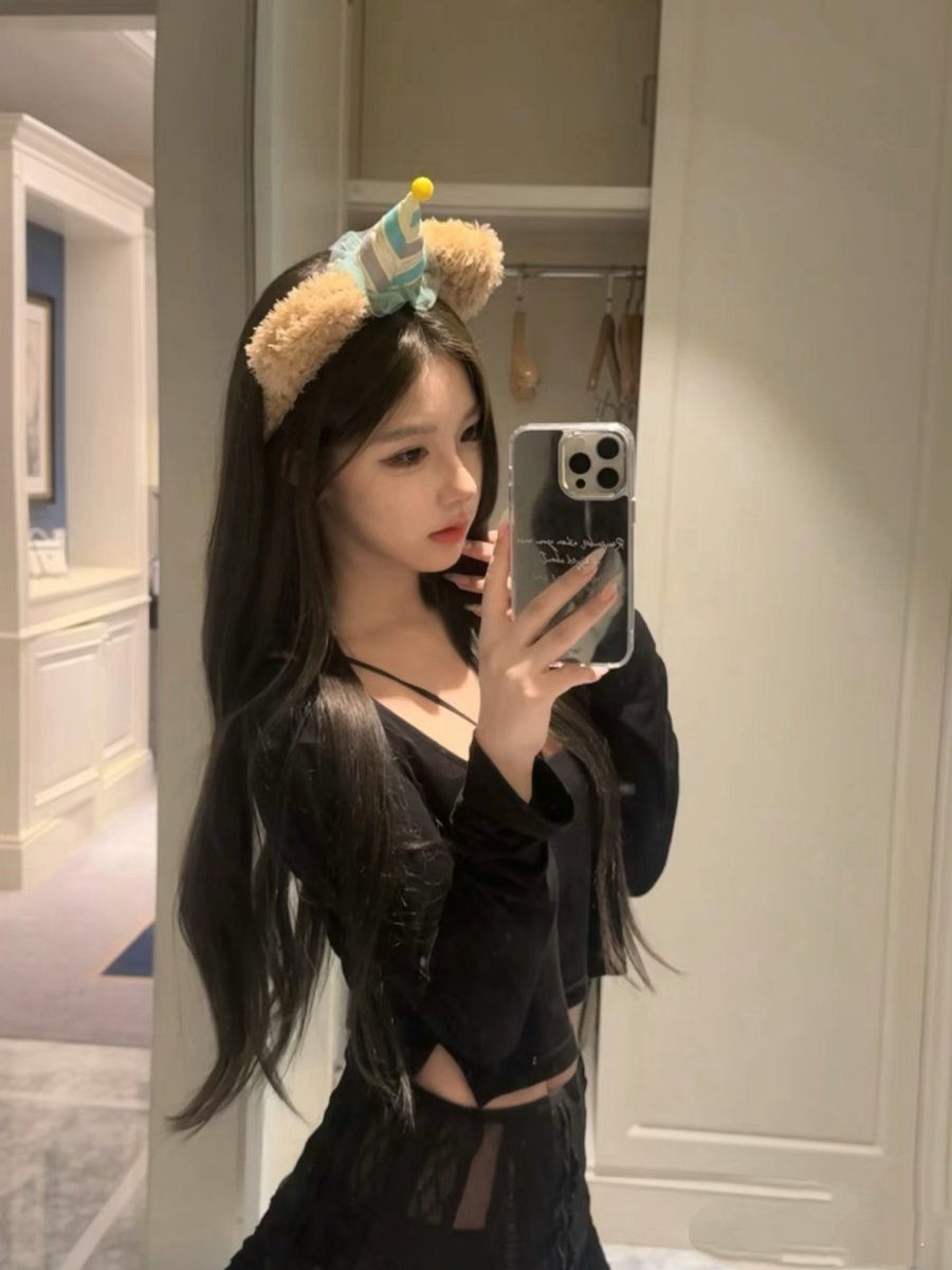 国庆节大家都回自己家乡了
上海除了地标景点马路上熙熙攘攘
明天小女子落单了
谁出来喝一杯不？