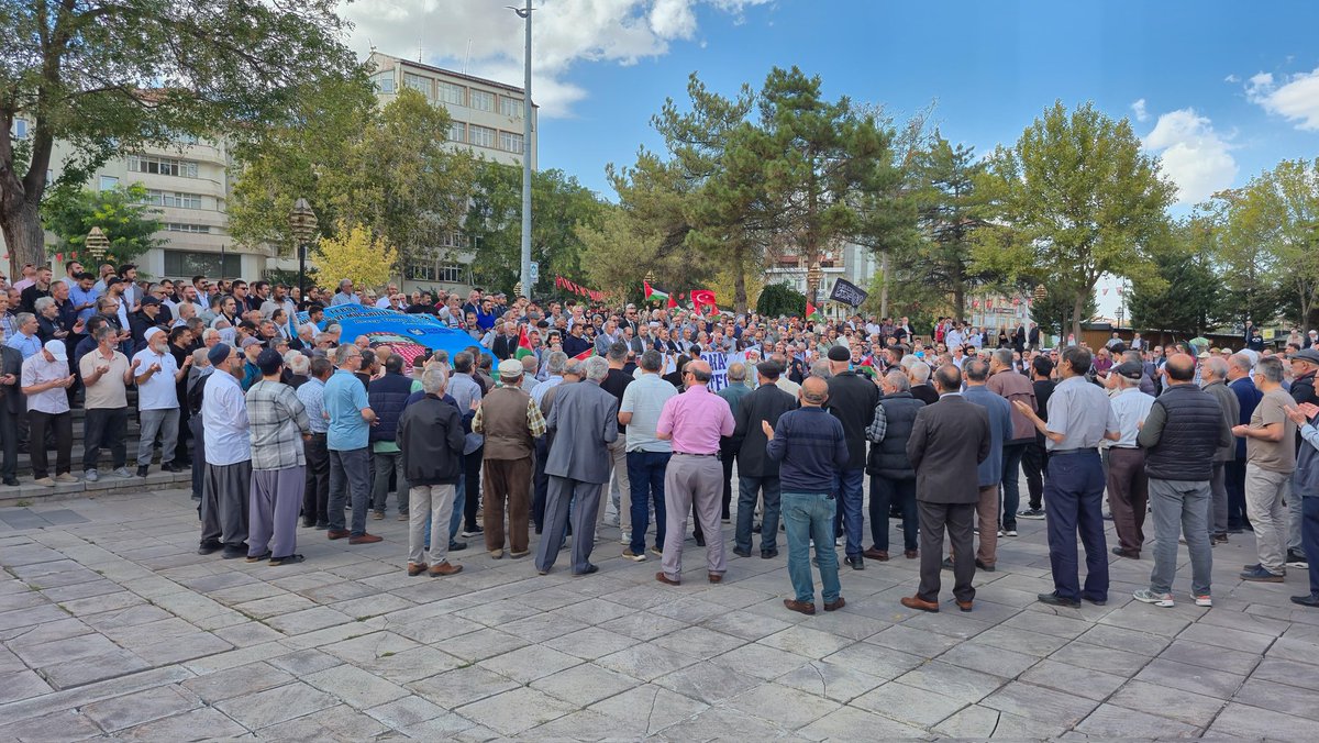 Cuma çıkışı Ulu Cami önünde, Gazze gönüllüsü Vicdan sahibi kardeşlerimizle birlikte, 
Zulme sessiz kalmamak, Özgürlük Filosu Koalisyonu'na (FFC) ve Küresel Sumud Filosu'na destek olmak için basın açıklaması ve duaya yaptık. 
#ÖzgürGazze