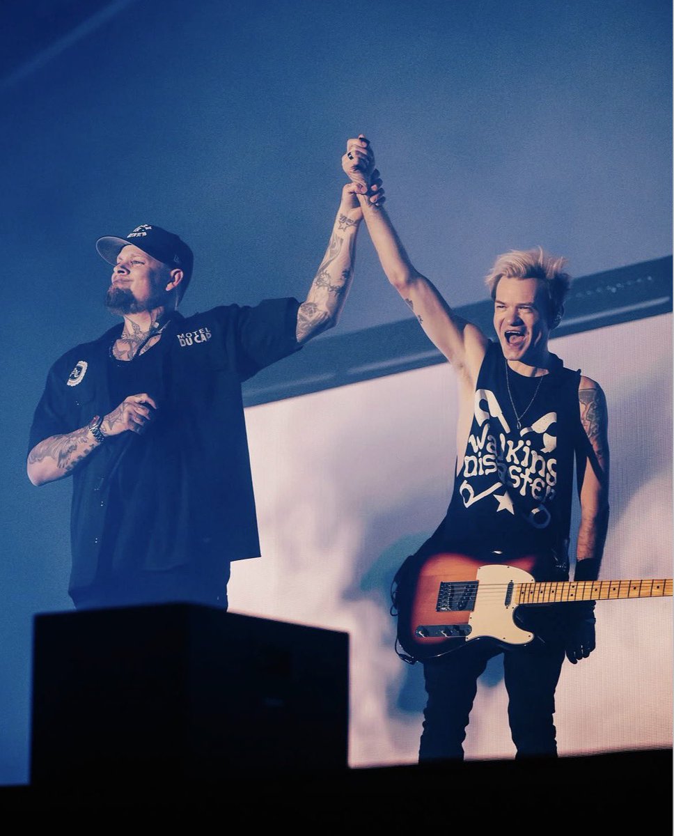 OPEN TO WORK NO LINKEDIN: 

Deryck se juntou ao Good Charlotte novamente para tocar ao vivo no palco do Aftershock Festival ontem à noite 🔥