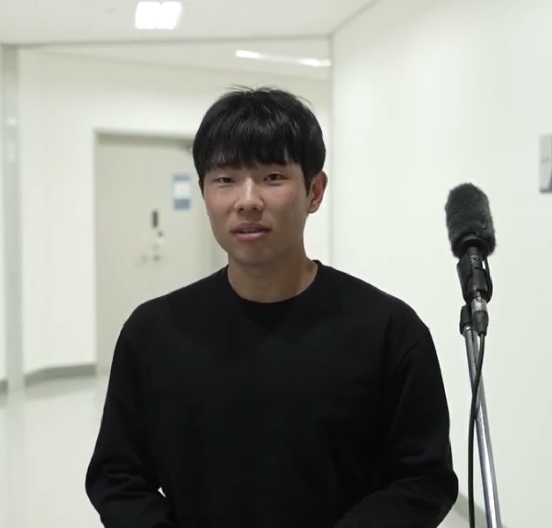 김지찬은 딱 생머리 덮머 + 무채색 긴팔 조합이 최고인듯 ...