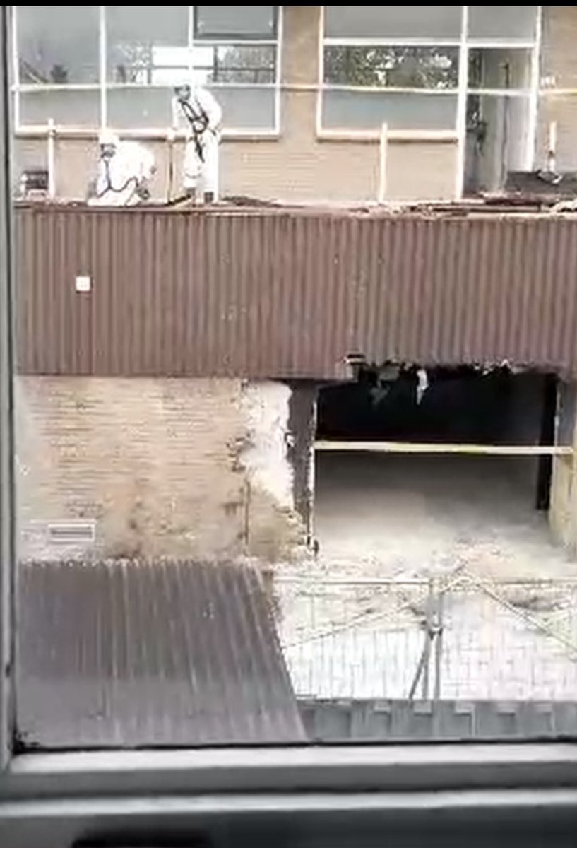 Slopers zijn goed ingepakt. Omwonenden weten van niets en worden (mogelijk) blootgesteld aan asbest? Giftige stoffen? Andere woningen staan slechts op 5 meter afstand van deze flat!!!
