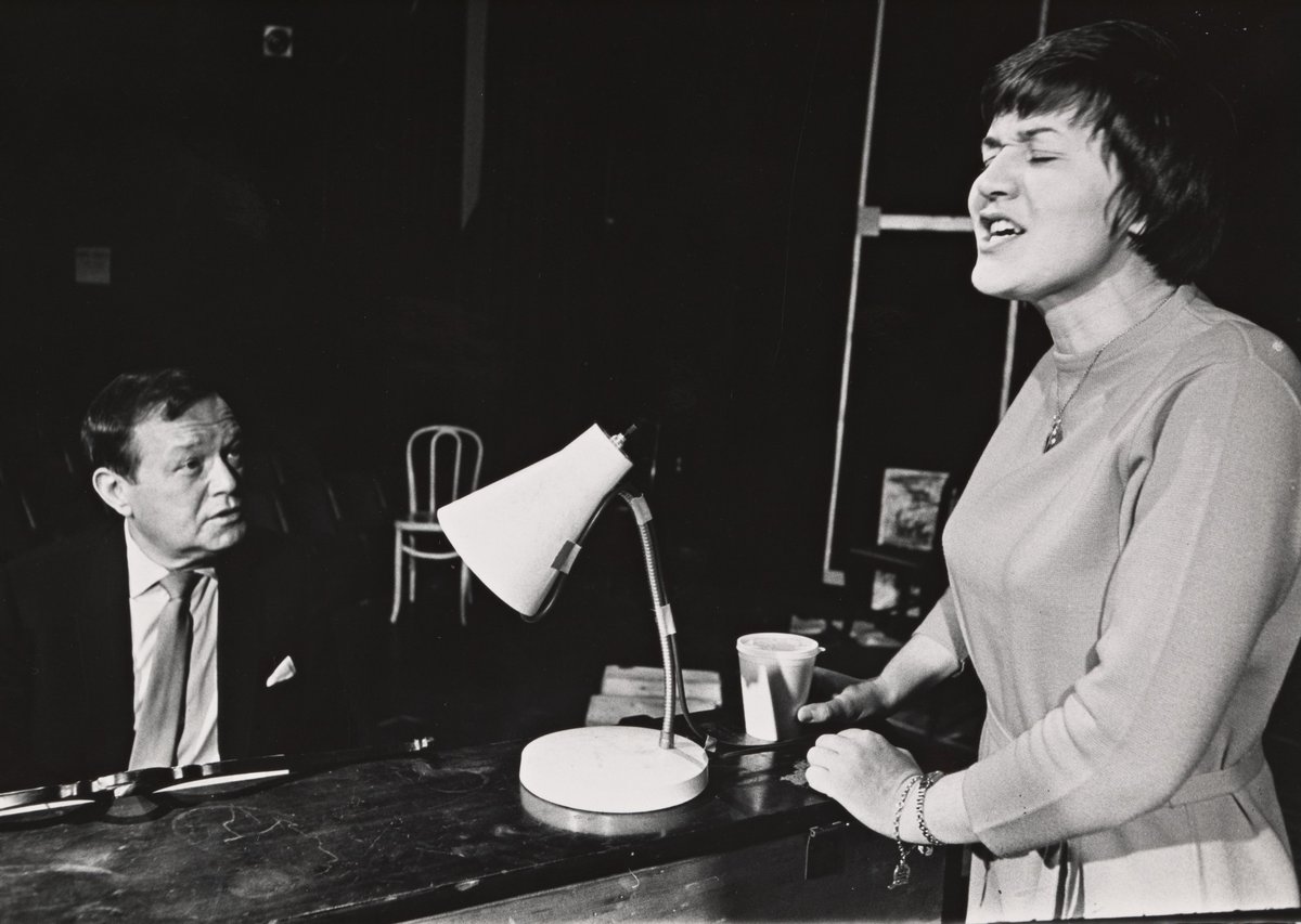 Patricia Routledge (1929–2025) rehearsing with Jule Styne for "Darling of the Day" (1968). digitalcollections.nypl.org/items/e30712b0…