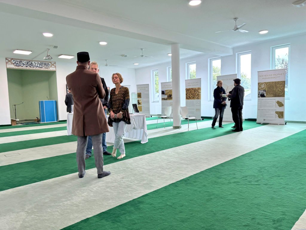 SamiMoschee's tweet photo. Es gibt spannende Diskussionsrunden in den Moscheen. Die Gäste stellen viele Fragen und es entstehen inspirierende Gespräche. Kommen Sie noch vorbei und nehmen Sie teil am #TagDerOffenenTür der Ahmadiyya Muslim Jamaat. #TagDerDeutschenEinheit https://t.co/zBgxjR7Tw1