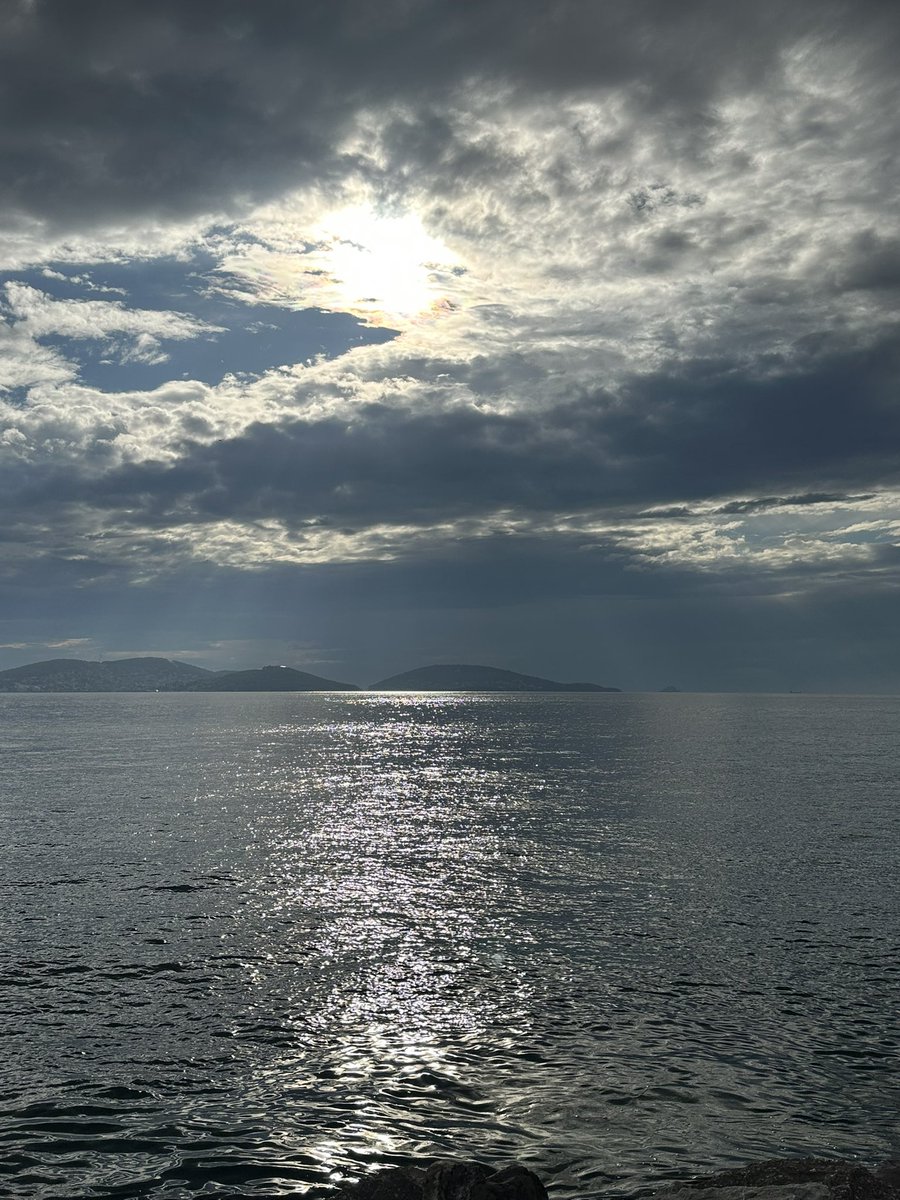 YEsimmm_S's tweet photo. “İstanbul’da sonbahar; bulutların gölgesinde biraz hüzün, biraz huzur…
🙏☁️🍂🌊” https://t.co/1JN0bwgLEO