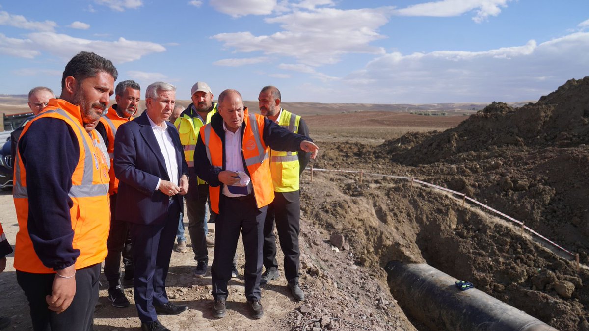 📍 Ankara Büyükşehir Belediye Başkanımız Mansur Yavaş, Kesikköprü Hattı'nda yürütülen onarım çalışmalarını yerinde denetleyerek detaylı bilgi aldı.
 
🚧 Hatta yaşanan patlamaların ardından Ankara genelinde su dağıtımının normale dönmesi için ekiplerimiz aralıksız çalışıyor.