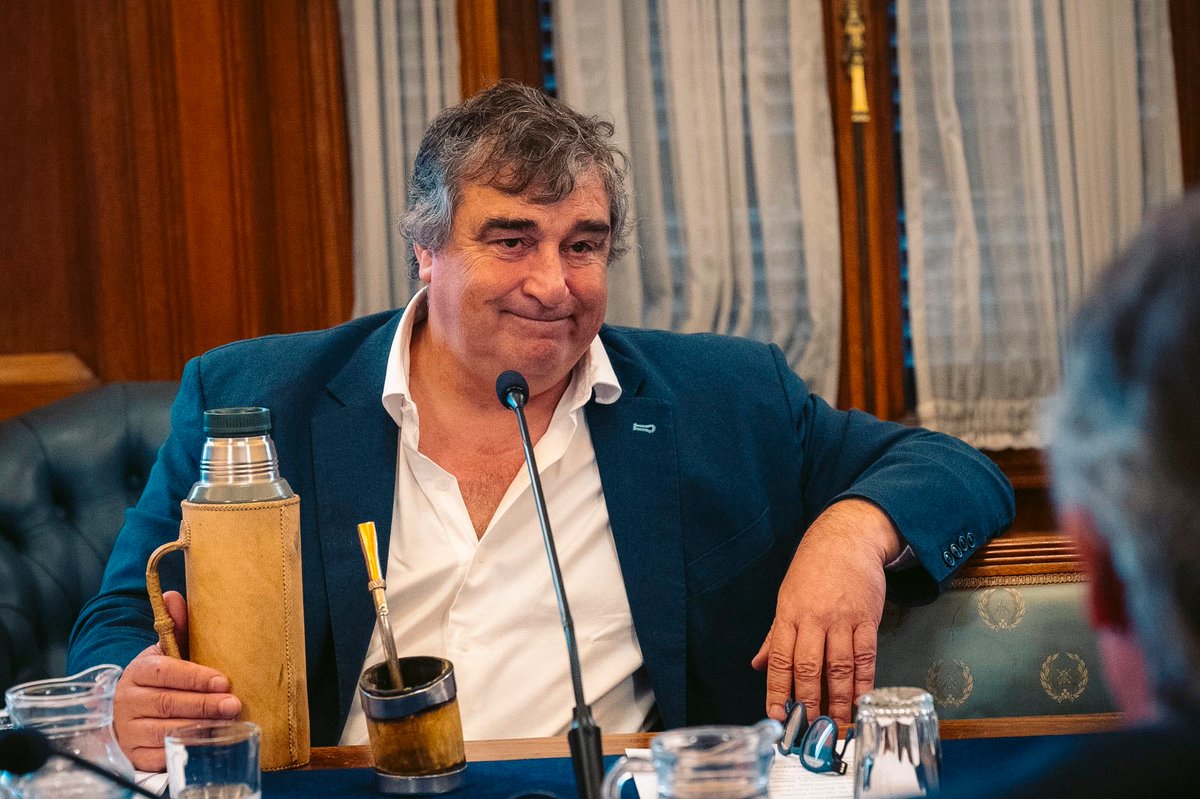 “Muy contento con el logro, pero no será suficiente para desalentar los males que se intentan evitar”, aseguró Sergio Botana.

lavozdemelo.com.uy/2025/10/03/muy…