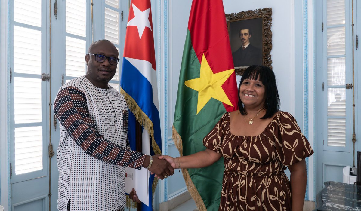 AnayansiRCamejo's tweet photo. Recibí las Copias de Estilo del Excmo Sr. Manignan Roxane Adams Medah, nuevo Embajador de Burkina Faso 🇧🇫 en #Cuba🇨🇺.

Durante el encuentro destacamos los
lazos históricos entre ambas naciones y ratificamos el interés de continuar fortaleciendo las relaciones bilaterales. https://t.co/b4WX7EeNfA
