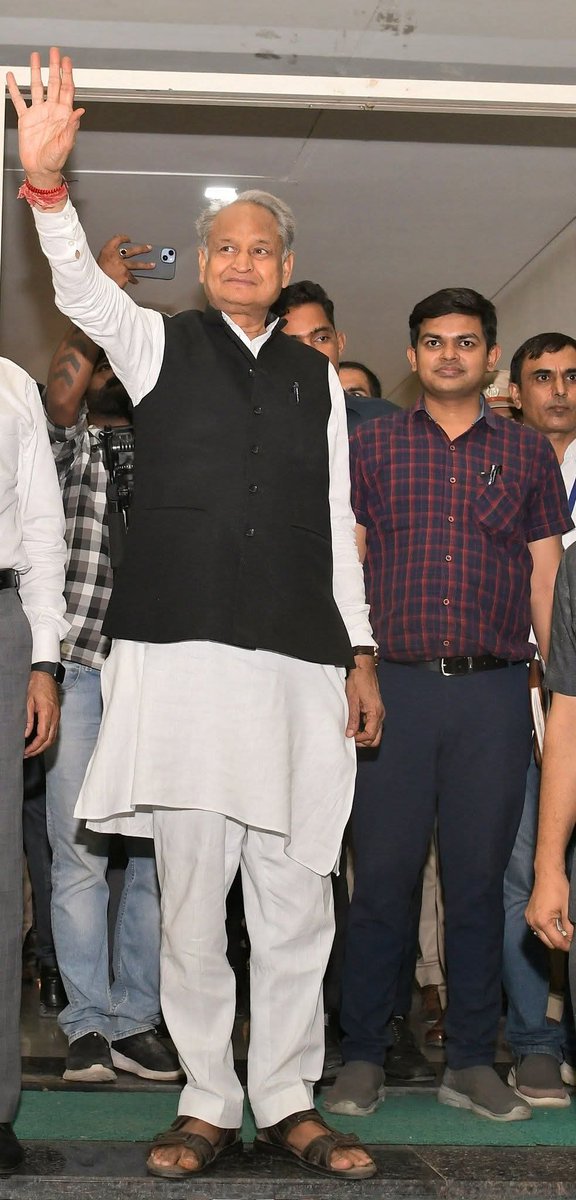 sumer_singh_iyc's tweet image. पूर्व मुख्यमंत्री जननायक श्री अशोक गहलोत साहब के OSD बडे भैया @iRishabhKSharma  जी को जन्मदिवस पर हार्दिक बधाई एवं शुभकामनाएँ, मैं आपके उत्तम स्वास्थ्य एवं दीर्घायु की कामना करता हूँ।
@ashokgehlot51