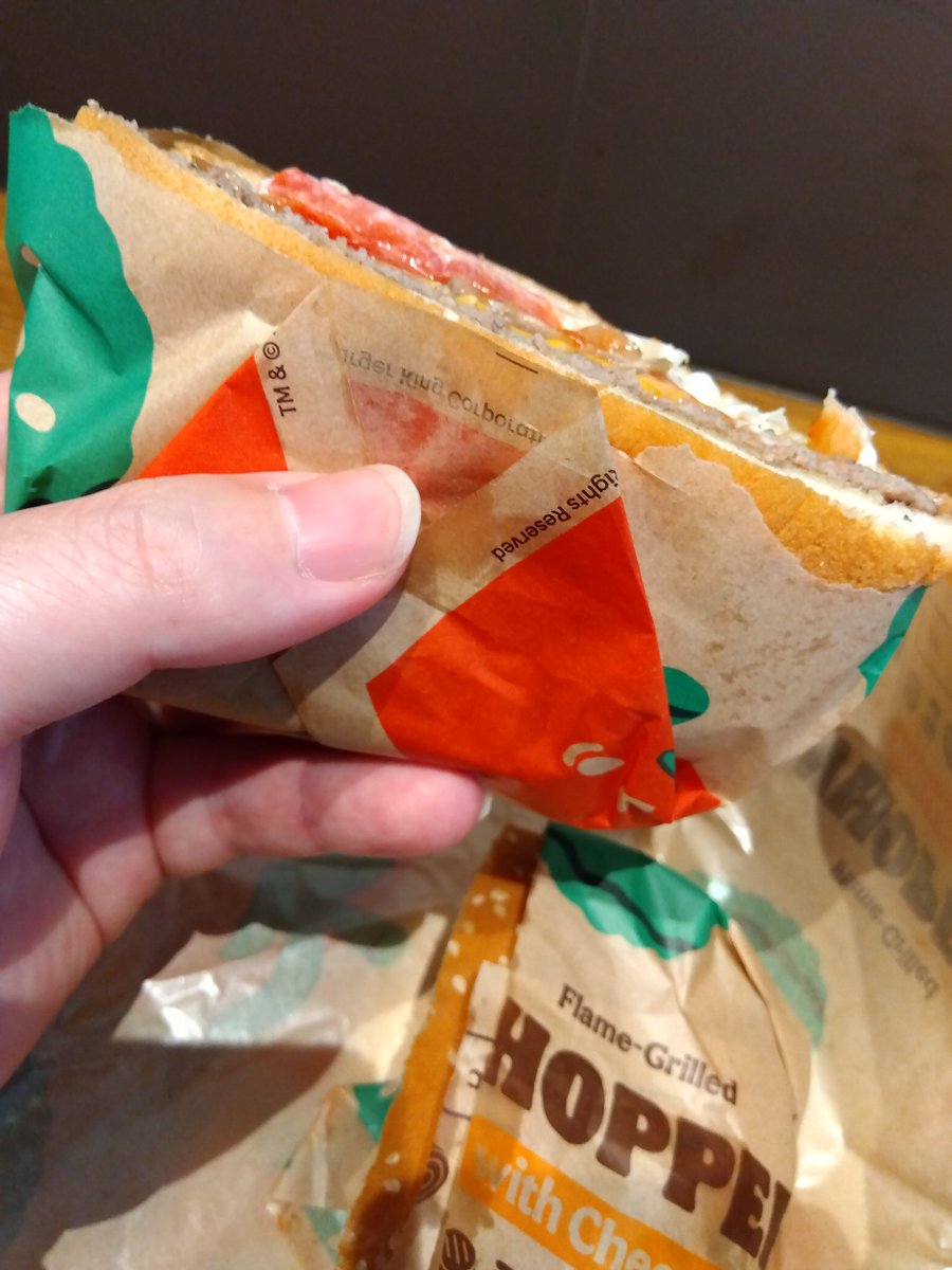 S71363733's tweet photo. バーガーキングのワッパーがめちゃくちゃ小さくなってる！
バーガーキングは、そうゆうことしないって、勝手に思ってただけか（泣） https://t.co/Evm2WQDVPR