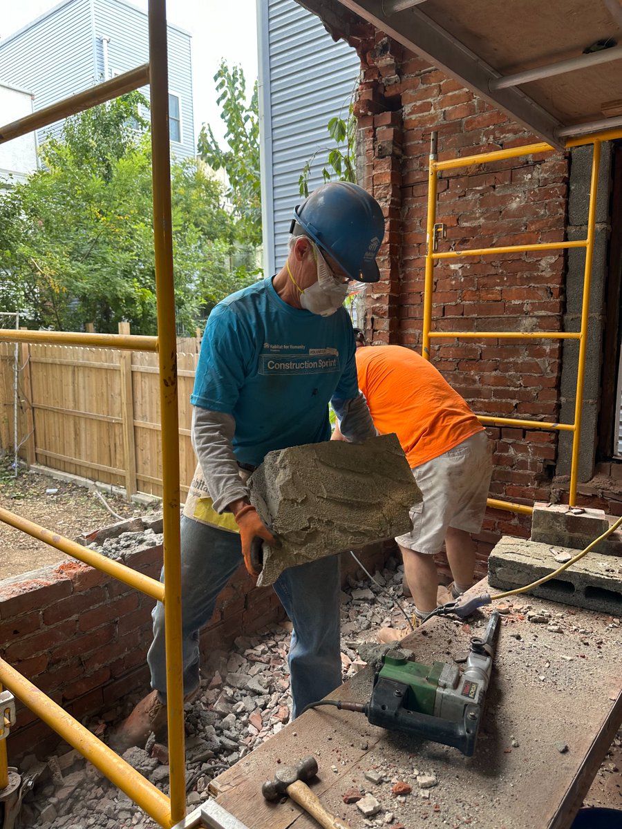CtrSquare's tweet image. Our CenterSquare team spent the day volunteering with Habitat for Humanity—building, painting, and giving back to the community. Proud to support affordable housing and make an impact together.

#CenterSquare #HabitatForHumanity #CommunityImpact