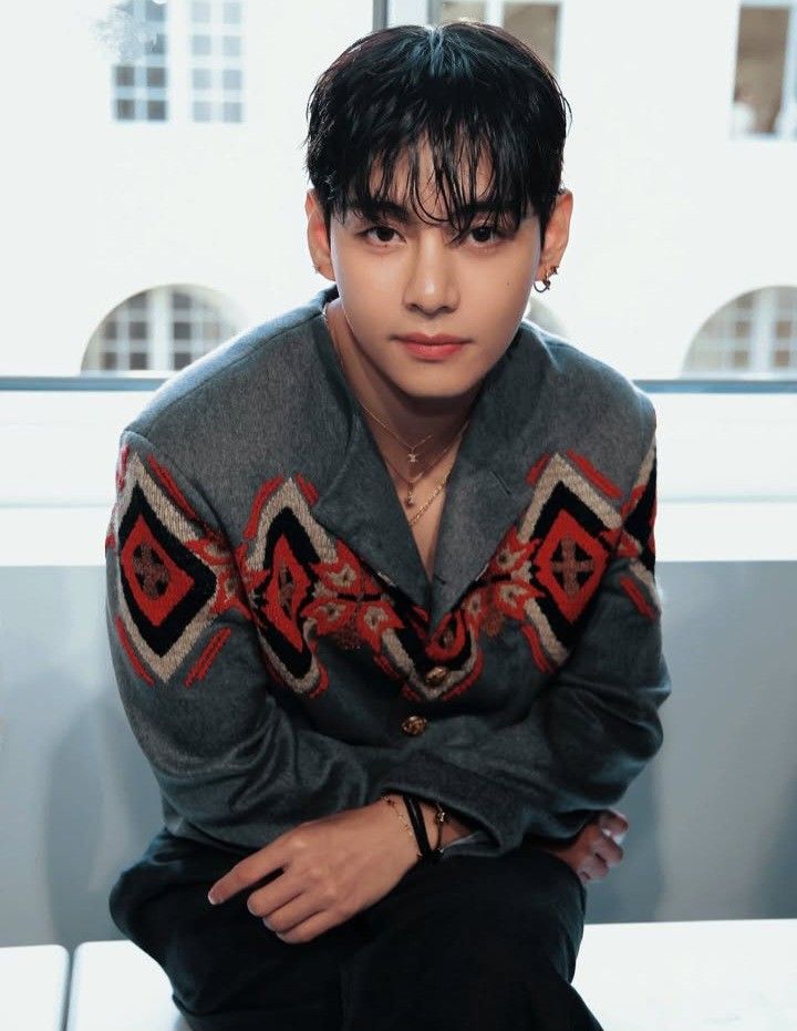 notcelesteatall's tweet image. #taekookau a/b/o au
"What! You're pregnant?" Jungkook gasped, eyes round and alert.

"Yeah." Taehyung tries to be nonchalant.

"I thought you were an alpha..wait who's the father? Don't tell me it's-"

Taehyung squeezes his eyes shut and nods silently.

Jungkook freezes in shock.