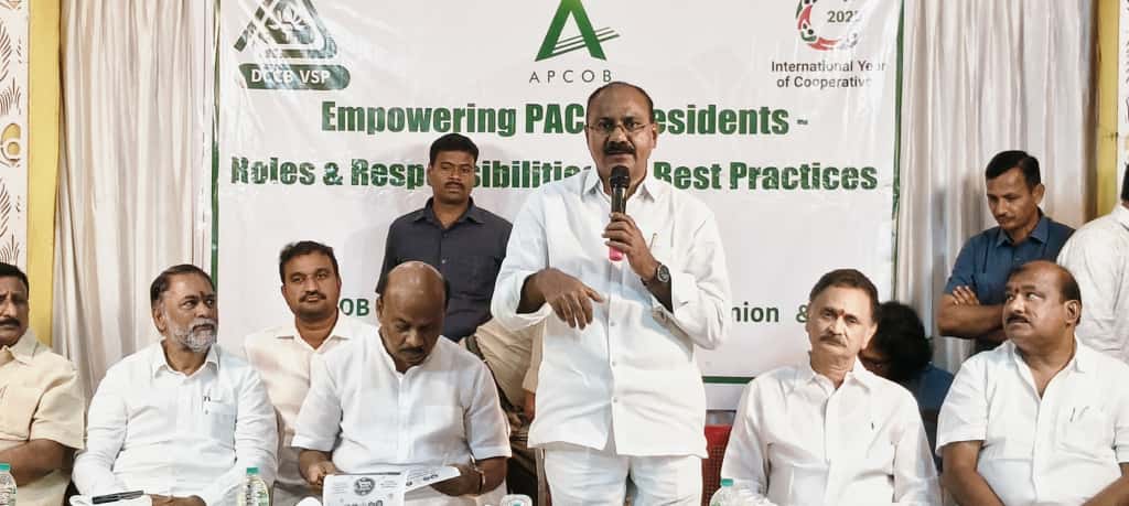 GAJUWAKA_JSP's tweet image. అందరికీ నమస్కారం,🙏🏻
ఈరోజు అనకాపల్లి జిల్లా, చోడవరం లో నూతనంగా పదవి బాధ్యతలు చేపట్టిన ఉమ్మడి విశాఖపట్నం జిల్లాలోని అన్ని ప్రాథమిక వ్యవసాయ సహకార  సంఘాల(PACS) PIC లకు అవగాహన సదస్సు ఏర్పాటు చేయడం జరిగింది. 
ఈ సభకు  విశాఖపట్నం డిసిసిబి చైర్మన్ గౌరవనీయులు శ్రీ కోన తాతారావు…