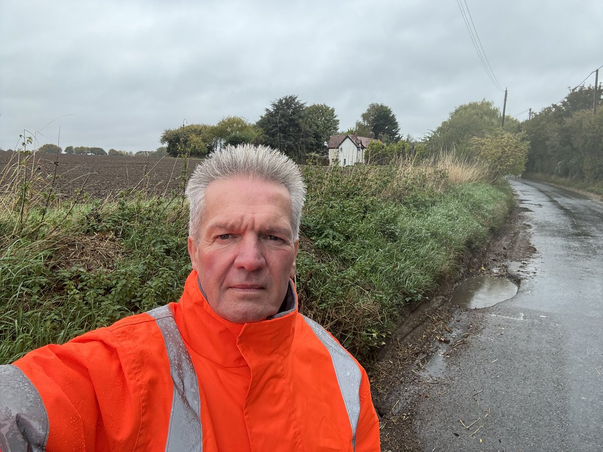 SchwierPeter's tweet photo. Rain wont stop us ; Out in #GreatYeldham, #Toppesfield, #CastleHedingham & #GreatMaplestead today.
🚧Using @what3words photo mode to report potholes.
Keeping #EssexMovingSafely
✅ Safer roads = safer journeys!
#Essex #RoadSafety #Potholes #Hedingham https://t.co/LzSD71Z2lO