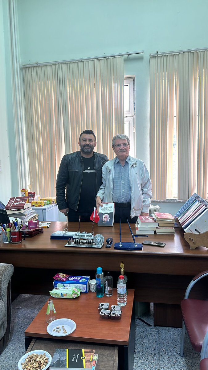 GOP Ünv. Fen Edebiyat Fakültesi Öğretim Üyesi Doç. Dr. Muhammet Avşar ‘ı ziyaretimizde yazdığı kitapları bize hediye etti.Teşekkür ediyor başarılar diliyorum.