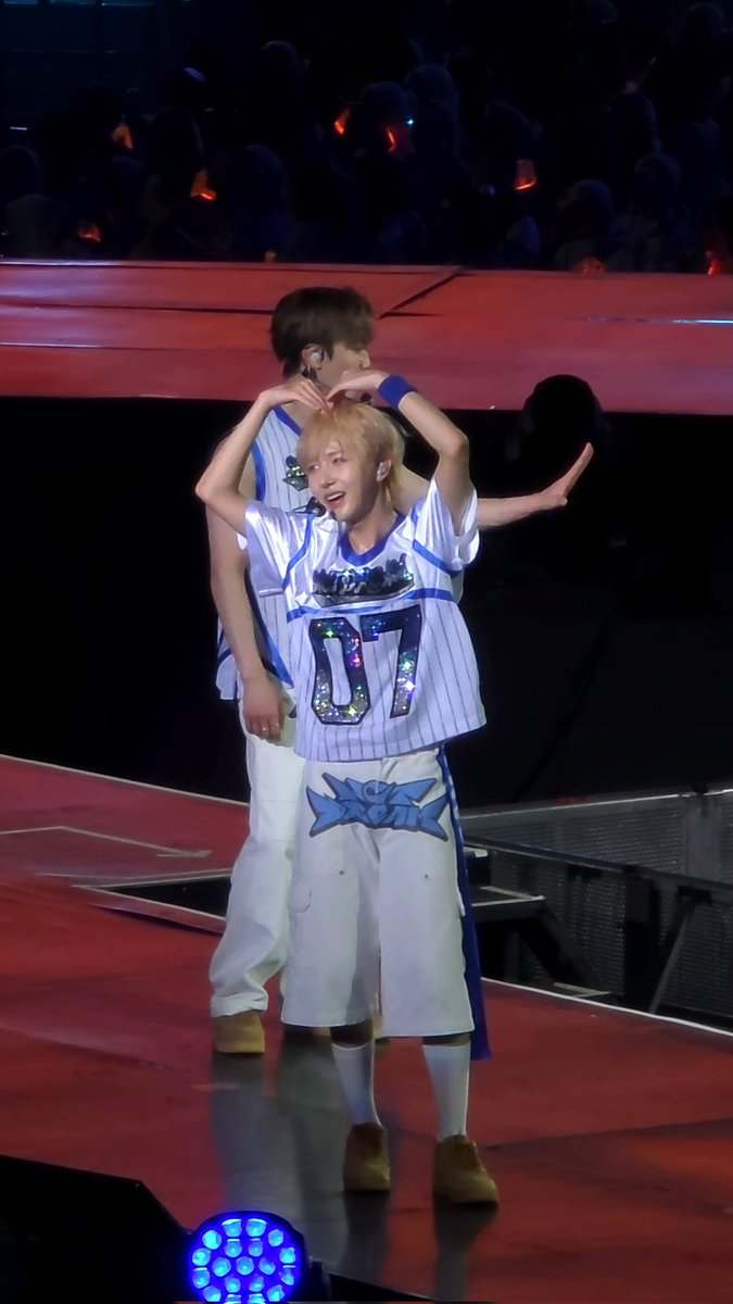 free save wallpaper renjun, but don't claim it yours 🫶