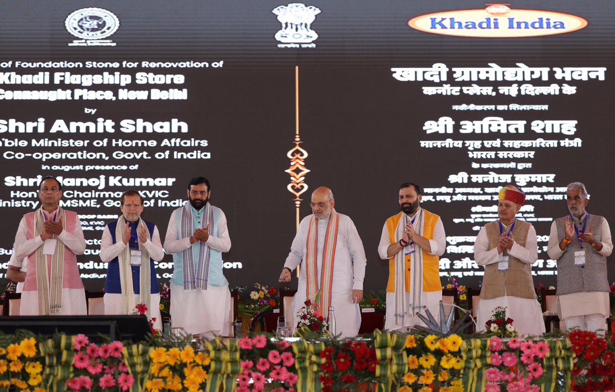 AmitShah's tweet photo. स्वाधीनता संग्राम को स्वदेशी के मंत्र के साथ नई ऊर्जा देने वाली ‘खादी’ को आजादी के बाद कांग्रेस की सरकारों ने भुला दिया था, वहीं मोदी जी ने इसे पुनर्जीवित कर ‘विकसित भारत’ के निर्माण की यात्रा से जोड़ा। आज हरियाणा के रोहतक में ‘खादी कारीगर महोत्सव’ में शामिल हुआ।

साथ ही, कार्यक्रम में 2000 मशीनों व टूलकिट्स के वितरण, ऑर्गेनिक कॉटन केंद्रीय प्रोसेंसिंग यूनिट, विभिन्न खादी कार्यालय भवनों, वर्कशेड, सेल्स आउटलेट, मार्जिन मनी और PMEGP इकाइय��ं का ई-लोकार्पण व शिलान्यास किया।

मोदी जी ने ‘खादी फॉर नेशन’ को युवा पीढ़ी के बीच ‘खादी फॉर फैशन’ बनाकर इसे लोकप्रिय बनाया है और मधुमक्खी पालन, शुद्ध तेल, मसाले और कॉस्मेटिक्स से जोड़कर स्वदेशी के मंत्र को आगे बढ़ाया है।