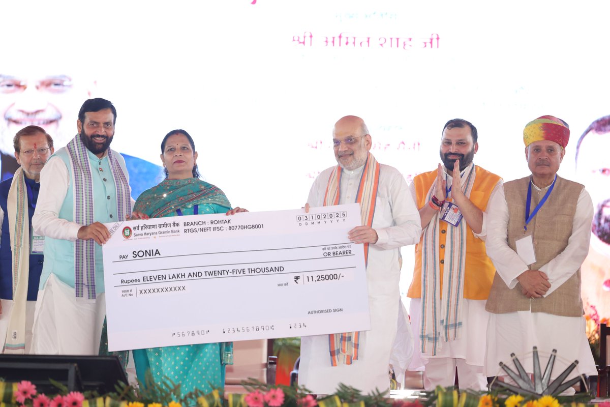 AmitShah's tweet photo. स्वाधीनता संग्राम को स्वदेशी के मंत्र के साथ नई ऊर्जा देने वाली ‘खादी’ को आजादी के बाद कांग्रेस की सरकारों ने भुला दिया था, वहीं मोदी जी ने इसे पुनर्जीवित कर ‘विकसित भारत’ के निर्माण की यात्रा से जोड़ा। आज हरियाणा के रोहतक में ‘खादी कारीगर महोत्सव’ में शामिल हुआ।

साथ ही, कार्यक्रम में 2000 मशीनों व टूलकिट्स के वितरण, ऑर्गेनिक कॉटन केंद्रीय प्रोसेंसिंग यूनिट, विभिन्न खादी कार्यालय भवनों, वर्कशेड, सेल्स आउटलेट, मार्जिन मनी और PMEGP इकाइय��ं का ई-लोकार्पण व शिलान्यास किया।

मोदी जी ने ‘खादी फॉर नेशन’ को युवा पीढ़ी के बीच ‘खादी फॉर फैशन’ बनाकर इसे लोकप्रिय बनाया है और मधुमक्खी पालन, शुद्ध तेल, मसाले और कॉस्मेटिक्स से जोड़कर स्वदेशी के मंत्र को आगे बढ़ाया है।