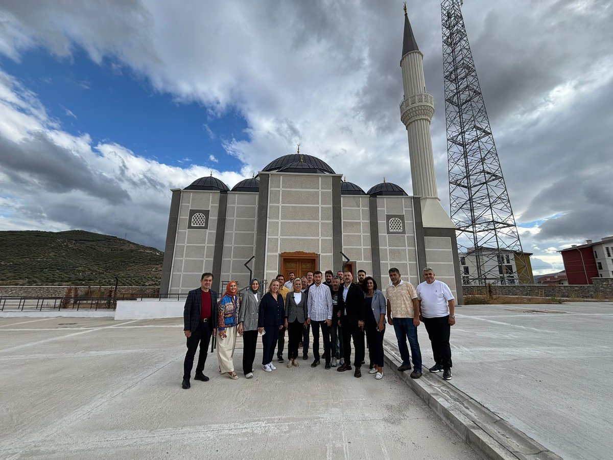 sebnembursali's tweet photo. 📍Selçuk

▪Ülkemizin dört bir yanında bir seferberlik ruhuyla TOKİ tarafından inşa edilen konutlarımız teker teker sahiplerini buluyor.

▪Allah'ın izniyle o sevinci kısa bir süre sonra hemşehrilerimiz ilçemizde de yaşayacak.

▪Tamamlanma aşamasına gelen ve yüzlerce aileye sıcak bir yuva olacak konutları İlçe Başkanımız Hakan Bayraklı, İl Koordinatörümüz Metin Yüğrük, Meclis Üyemiz Gülşah Tedik ve İlçe Kadın Kolları Başkanımız Makbule Umay ile birlikte inceledik.

▪Şimdiden hak sahiplerine hayırlı olsun diyor, güzel günlerde oturmalarını temenni ediyorum.

@Akparti
@akpartiizmir
@akparti_selcuk