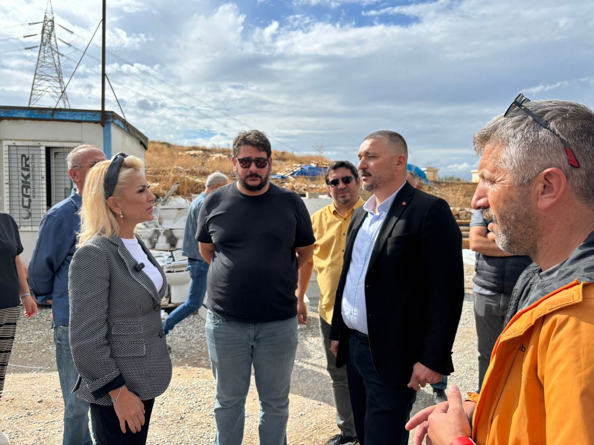sebnembursali's tweet photo. 📍Selçuk

▪Ülkemizin dört bir yanında bir seferberlik ruhuyla TOKİ tarafından inşa edilen konutlarımız teker teker sahiplerini buluyor.

▪Allah'ın izniyle o sevinci kısa bir süre sonra hemşehrilerimiz ilçemizde de yaşayacak.

▪Tamamlanma aşamasına gelen ve yüzlerce aileye sıcak bir yuva olacak konutları İlçe Başkanımız Hakan Bayraklı, İl Koordinatörümüz Metin Yüğrük, Meclis Üyemiz Gülşah Tedik ve İlçe Kadın Kolları Başkanımız Makbule Umay ile birlikte inceledik.

▪Şimdiden hak sahiplerine hayırlı olsun diyor, güzel günlerde oturmalarını temenni ediyorum.

@Akparti
@akpartiizmir
@akparti_selcuk