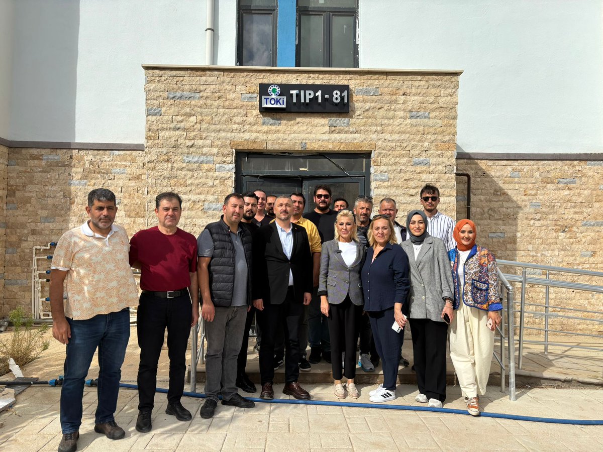 sebnembursali's tweet photo. 📍Selçuk

▪Ülkemizin dört bir yanında bir seferberlik ruhuyla TOKİ tarafından inşa edilen konutlarımız teker teker sahiplerini buluyor.

▪Allah'ın izniyle o sevinci kısa bir süre sonra hemşehrilerimiz ilçemizde de yaşayacak.

▪Tamamlanma aşamasına gelen ve yüzlerce aileye sıcak bir yuva olacak konutları İlçe Başkanımız Hakan Bayraklı, İl Koordinatörümüz Metin Yüğrük, Meclis Üyemiz Gülşah Tedik ve İlçe Kadın Kolları Başkanımız Makbule Umay ile birlikte inceledik.

▪Şimdiden hak sahiplerine hayırlı olsun diyor, güzel günlerde oturmalarını temenni ediyorum.

@Akparti
@akpartiizmir
@akparti_selcuk