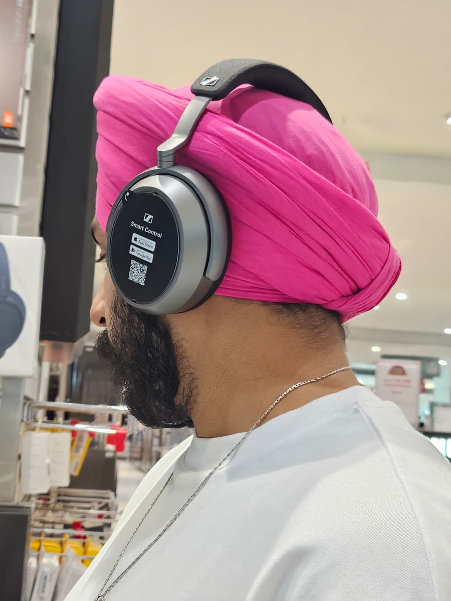 TechTurbanator's tweet image. Tried the Sennheiser Momentum 4
I usually struggle to get the right fit of headphones because i wear turban. 
Usually Sony do a fine job but their build quality is getting worse.
I have to strech the headphones to the maximum (same reason)
These actually fit really nice were not…