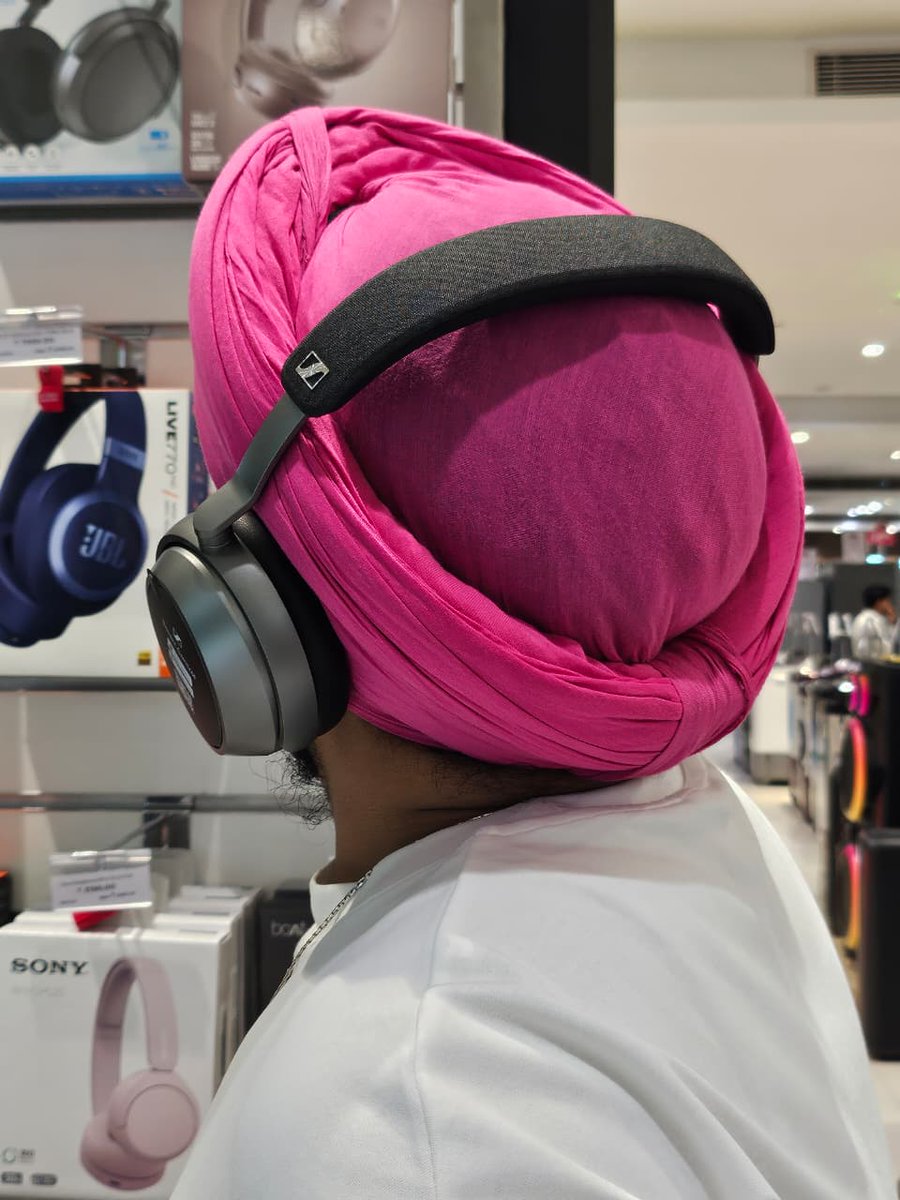 TechTurbanator's tweet image. Tried the Sennheiser Momentum 4
I usually struggle to get the right fit of headphones because i wear turban. 
Usually Sony do a fine job but their build quality is getting worse.
I have to strech the headphones to the maximum (same reason)
These actually fit really nice were not…