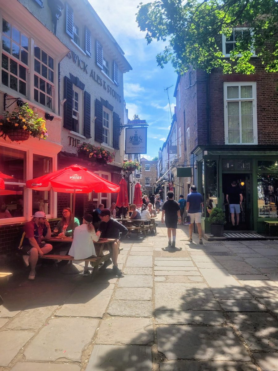 DailyPicTheme2's tweet image. Monday, 20th October
Today's Daily Picture Theme is 'Neighbourhood'
RT or reply with your own photo
Tomorrow's theme will be 'Out Of Place'
#DailyPictureTheme
One person's #neighbourhood is another person's tourist destination #TedLasso