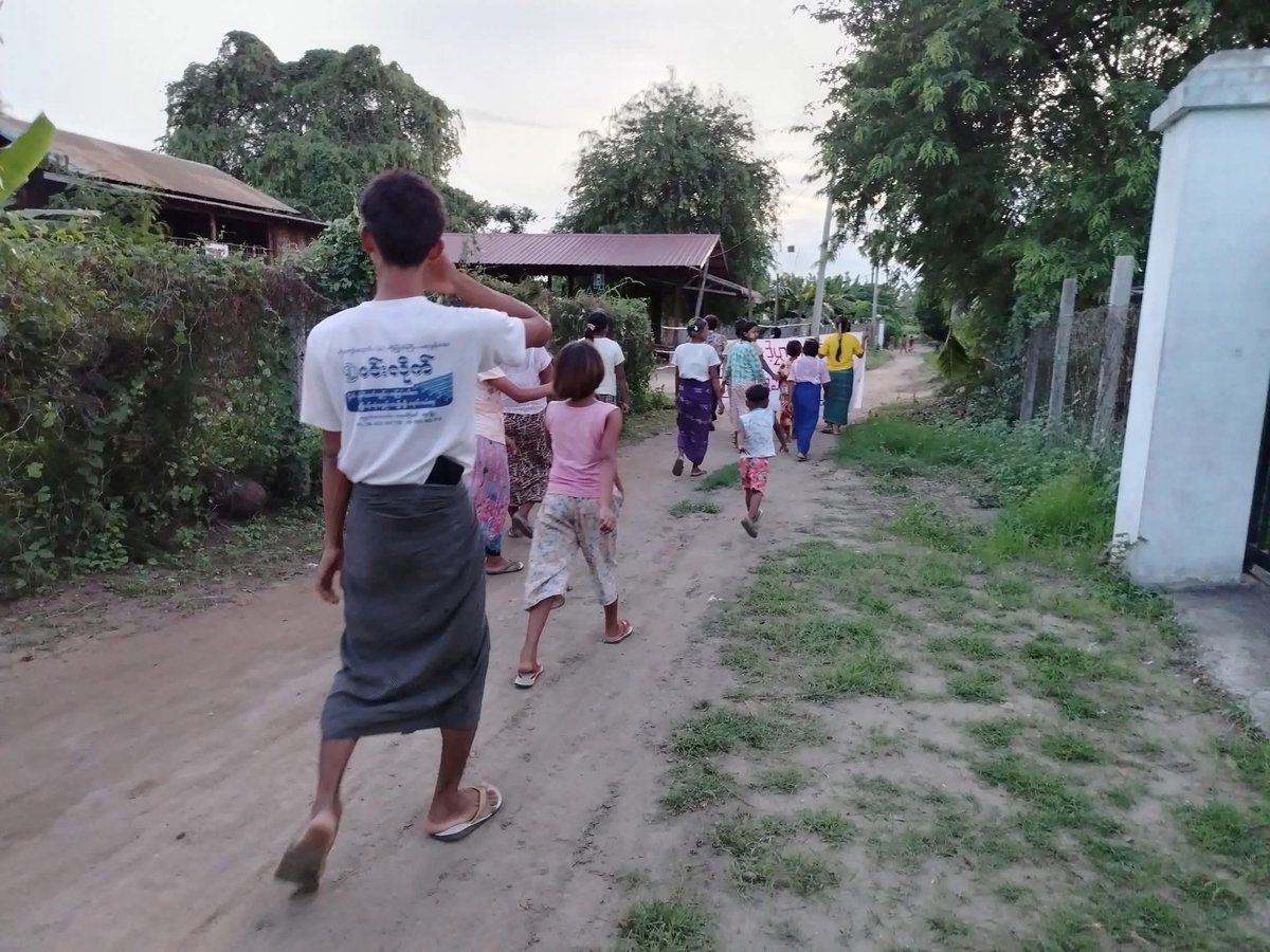 KYITHAR95368969's tweet photo. Shwe Yae Kyi’s protest movement led by local residents from a village of #Yinmarbin Twp, #Sagaing Region, staged a strike to overthrow the #MilitaryDictatorship on Oct3.

#WarCrimesOfJunta      
#2025Oct3Coup
#WhatsHappeningInMyanmar https://t.co/wDJgH0X6XD