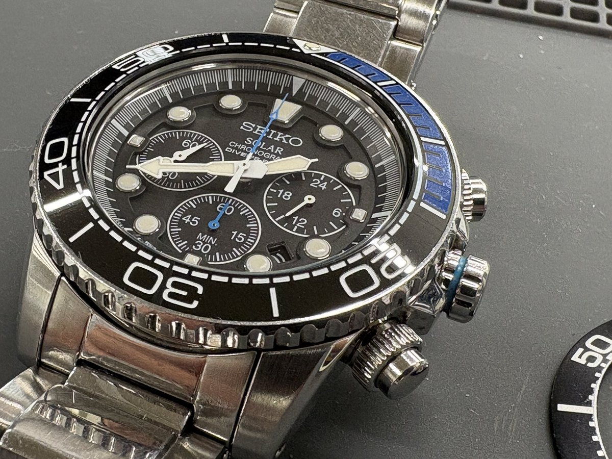 free_styler_k's tweet photo. #SEIKO #V175 注文していたセラミック製のベゼルインサートが到着したので早速取付
付属の両面テープを使用
外径41.5、内径32.7㎜がピッタリ♪
色もオリジナルに近いΩ風で正解でした(^^) https://t.co/9grLKRCAPf