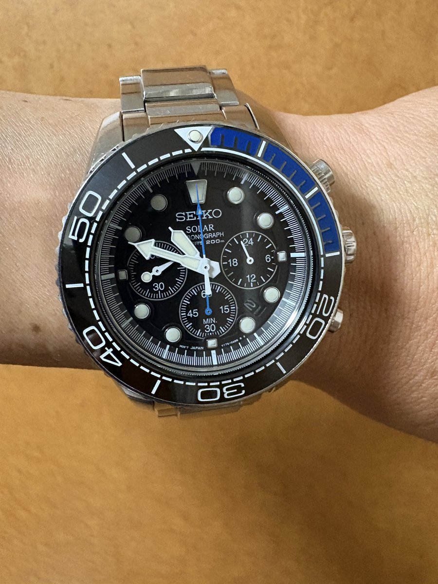 free_styler_k's tweet photo. #SEIKO #V175 注文していたセラミック製のベゼルインサートが到着したので早速取付
付属の両面テープを使用
外径41.5、内径32.7㎜がピッタリ♪
色もオリジナルに近いΩ風で正解でした(^^) https://t.co/9grLKRCAPf