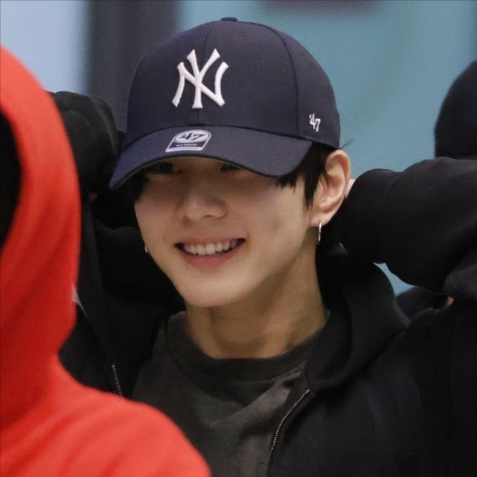 amidst the chaos
#sunwon au

After finding actor Waven (ksn) drunk at a bar, Habilin's guitarist Giovanni (yjw) stepped up to safely take him home.

But before they could even realize that they both slept in one bed, they woke up with a kissing scandal they never even did?!