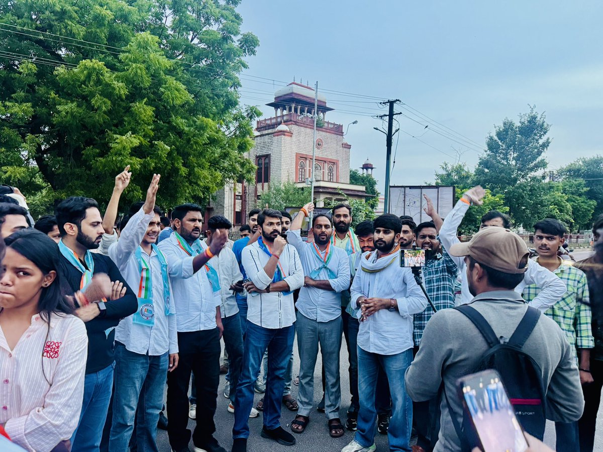 RanverSinghania's tweet image. आज राजस्थान विश्वविद्यालय मुख्य द्वार पर NSUI राजस्थान के पदाधिकारियों एवं कार्यकर्ताओं के साथ NSUI प्रदेश अध्यक्ष भाई @VinodJakharIN जी व साथियों की रिहाई की मांग को लेकर तानाशाही सरकार के खिलाफ विरोध प्रदर्शन किया। @varunchoudhary2 @nsui 

✊ इंकलाब जिंदाबाद
✊ NSUI जिंदाबाद