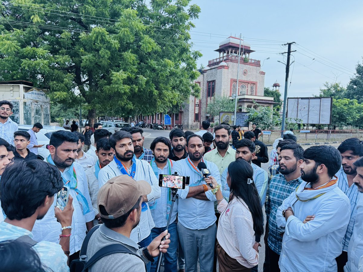 RanverSinghania's tweet image. आज राजस्थान विश्वविद्यालय मुख्य द्वार पर NSUI राजस्थान के पदाधिकारियों एवं कार्यकर्ताओं के साथ NSUI प्रदेश अध्यक्ष भाई @VinodJakharIN जी व साथियों की रिहाई की मांग को लेकर तानाशाही सरकार के खिलाफ विरोध प्रदर्शन किया। @varunchoudhary2 @nsui 

✊ इंकलाब जिंदाबाद
✊ NSUI जिंदाबाद