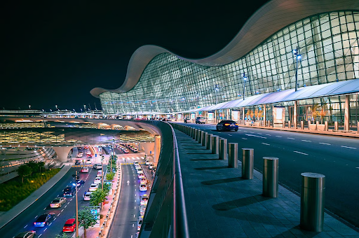 ArabWheels's tweet image. Big news for Abu Dhabi: the new Line 4 Tram will link Yas Island to Zayed International Airport in just 20 minutes by 2030. 🚊✈️ #AbuDhabi #Transport #FutureMobility