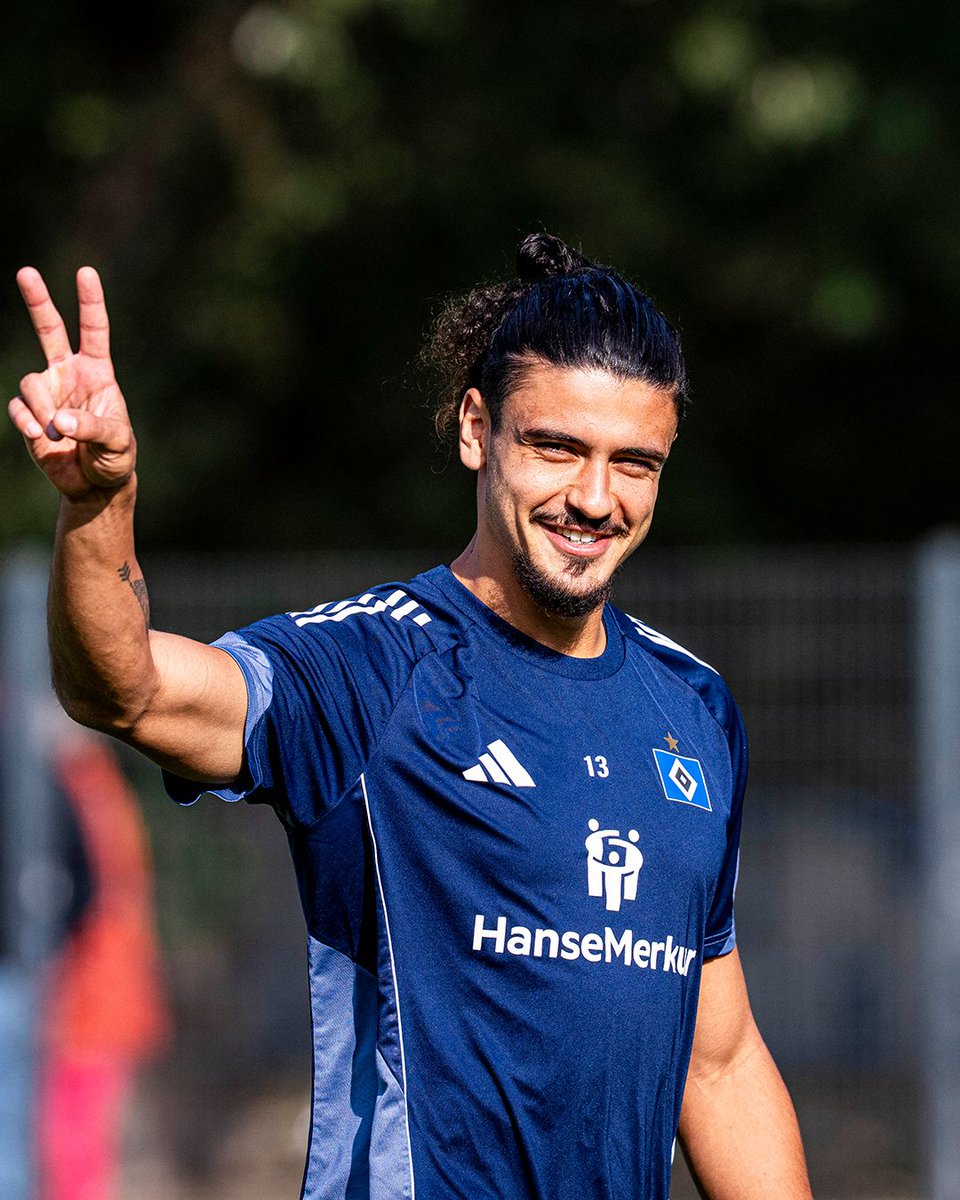 HSV's tweet image. Admin und Daddy #Ramos wünschen euch einen schönen Rest-Feiertag. Sehen uns in ✌🏽 Tagen im #Volksparkstadion. 🤩

#nurderHSV