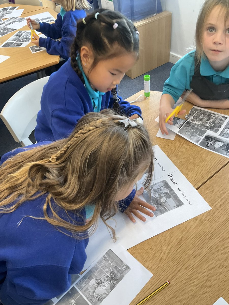 HVA_elmclass's tweet image. As historians, we compared the lives of wealthy and working class people in the Victorian era 💰