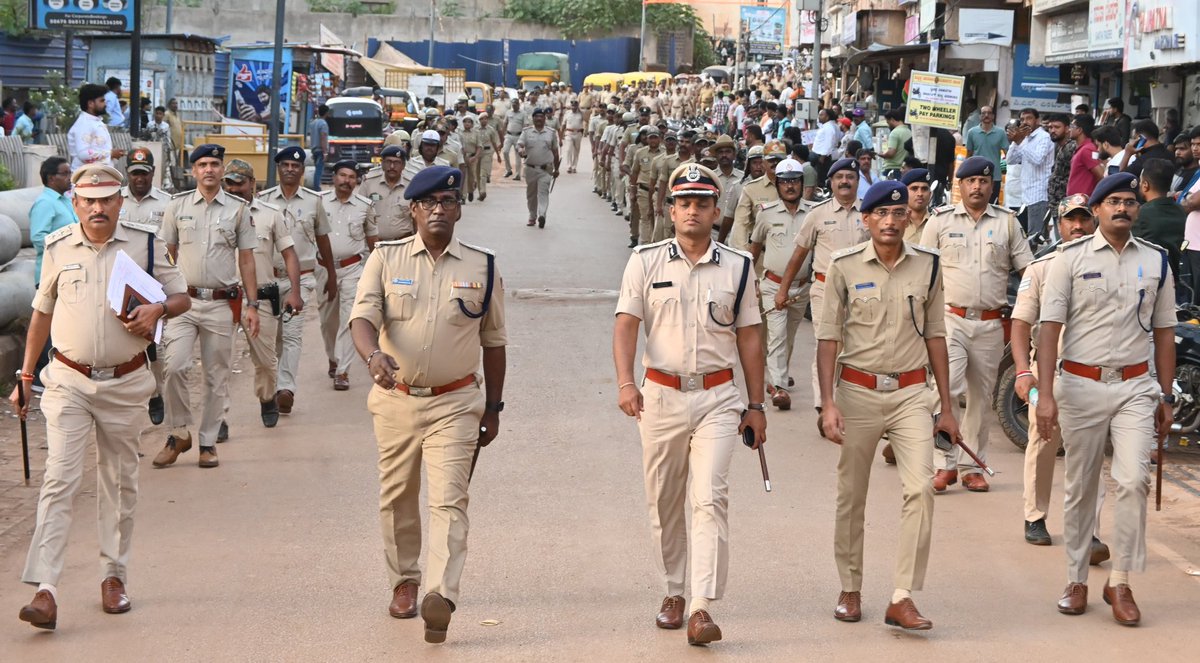 ಹುಬ್ಬಳ್ಳಿಯಲ್ಲಿ ಪೊಲೀಸ್ ಆಯುಕ್ತರಾದ ಶ್ರೀ ಎನ್ ಶಶಿಕುಮಾರ್ IPS ರವರ ನೇತೃತ್ವದಲ್ಲಿ ಮುಂಬರುವ RSS ಪಥಸಂಚಲನದ ಹಿನ್ನೆಲೆಯಲ್ಲಿ ರೂಟ್ ಮಾರ್ಚ್ ನಡೆಸಲಾಯಿತು, DCP (L&amp;O) DCP (C&amp;T), ಹಿರಿಯ ಪೊಲೀಸ್ ಅಧಿಕಾರಿಗಳು ಮತ್ತು ಸಿಬ್ಬಂದಿ ಜನರು ಭಾಗಿಯಾಗಿದ್ದರು