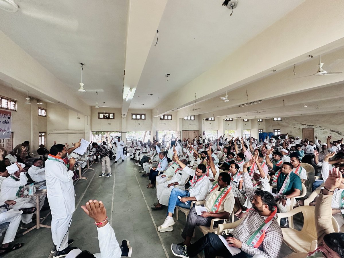GulabsinhRajput's tweet image. આજે વોટ ચોરી સહી ઝુંબેશ અનુસંધાને ડિસા ખાતે બનાસકાંઠા જિલ્લા કોંગ્રેસ સમિતિની વિસ્તૃત કારોબારી મિટિંગનું આયોજન કરવામાં આવ્યું જેમાં આ બેઠકમાં સંગઠન મજબૂત બનાવવા, વોટ ચોરી વિરોધ સહી ઝુંબેશને વધુ તેજ બનાવવા, અને આવનારા દિવસોમાં જનતાના હક્ક અને પ્રશ્નોને લઈને વધારે જોરદાર લડત આપવા…