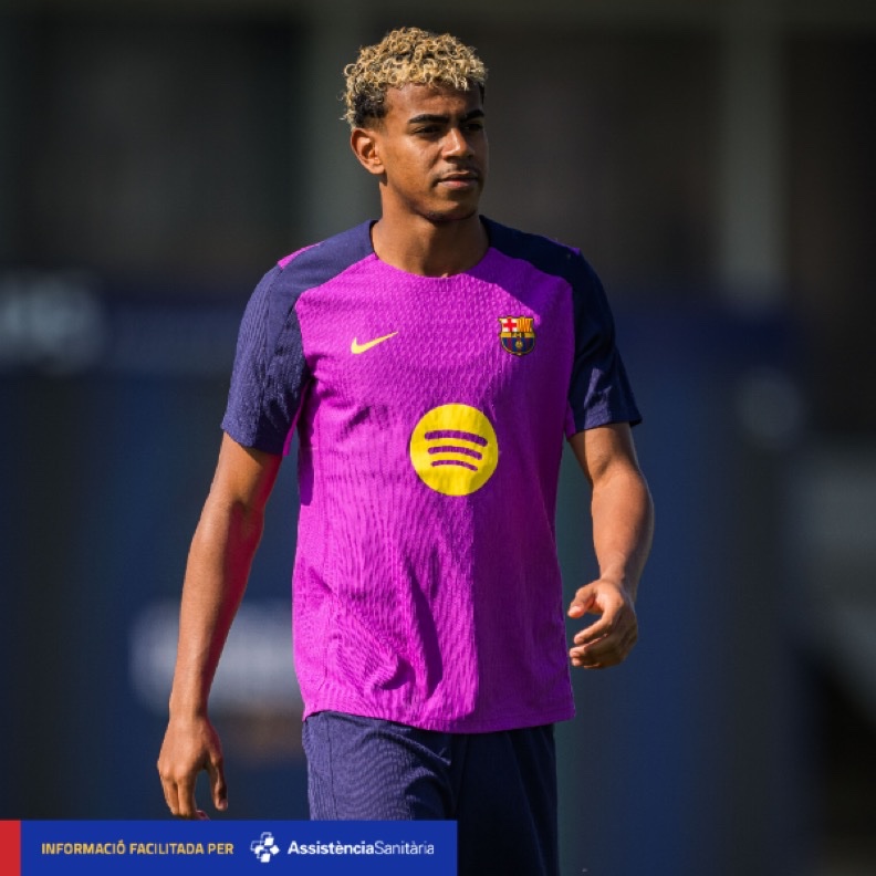 BarcaUniversal's tweet photo. 🚨 BREAKING: Barça have announced that the discomfort in the pubic area affecting Lamine Yamal has reappeared after the match against PSG. 

He is out against Sevilla and the estimated recovery time is 2-3 weeks. https://t.co/7aZmz3FoOl