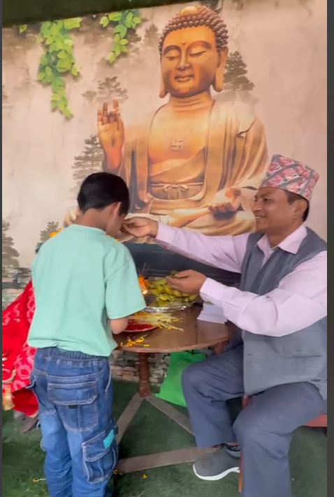bk_man2's tweet image. दशमीको दोस्रो दिन सम्राट अशोकले बुध्दमार्ग अवलम्वन गरी युध्दबाट हतियार विसाएको दिन (अशोका विजय दशमी) को स्मरणार्थ सुदुरपश्चिमबाट काठमाण्डौका विभिन्न विध्यालयमा अध्ययनरत सिमान्तकृत समुदायका वालवालिकासंग केही क्षण विताइयो। यो मिलाउनु हुने भाई नविनलाई धेरै धन्यवाद। #Deshain #Nepal