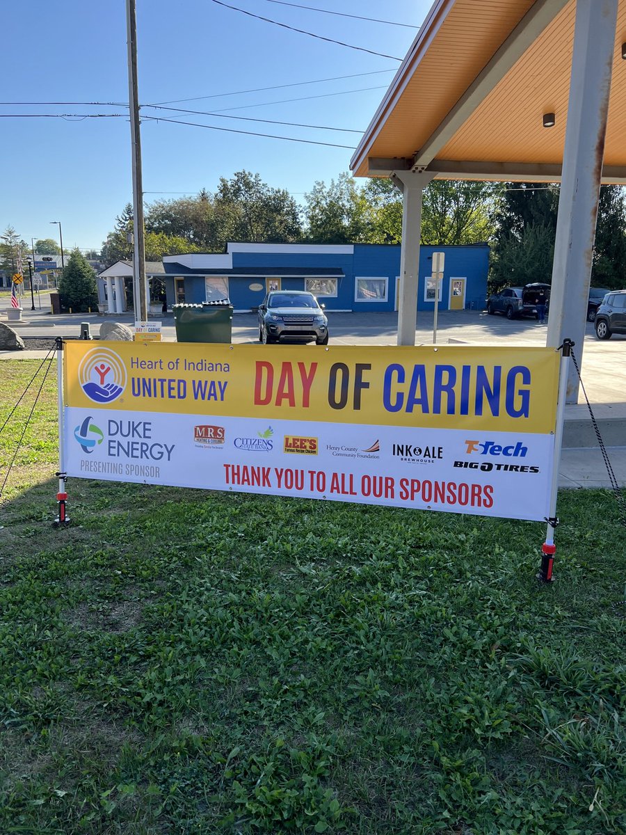 MarkLabarr's tweet image. Celebrating Heart of Indiana United Way 100th birthday. Duke Energy representatives are here at the New Castle downtown plaza with other resource agencies offering assistance for residents. Come register for one of five $100 gift cards! Great to see Mayor York stop by too!