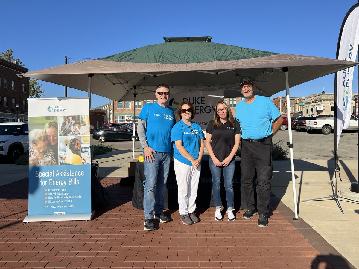 MarkLabarr's tweet image. Celebrating Heart of Indiana United Way 100th birthday. Duke Energy representatives are here at the New Castle downtown plaza with other resource agencies offering assistance for residents. Come register for one of five $100 gift cards! Great to see Mayor York stop by too!