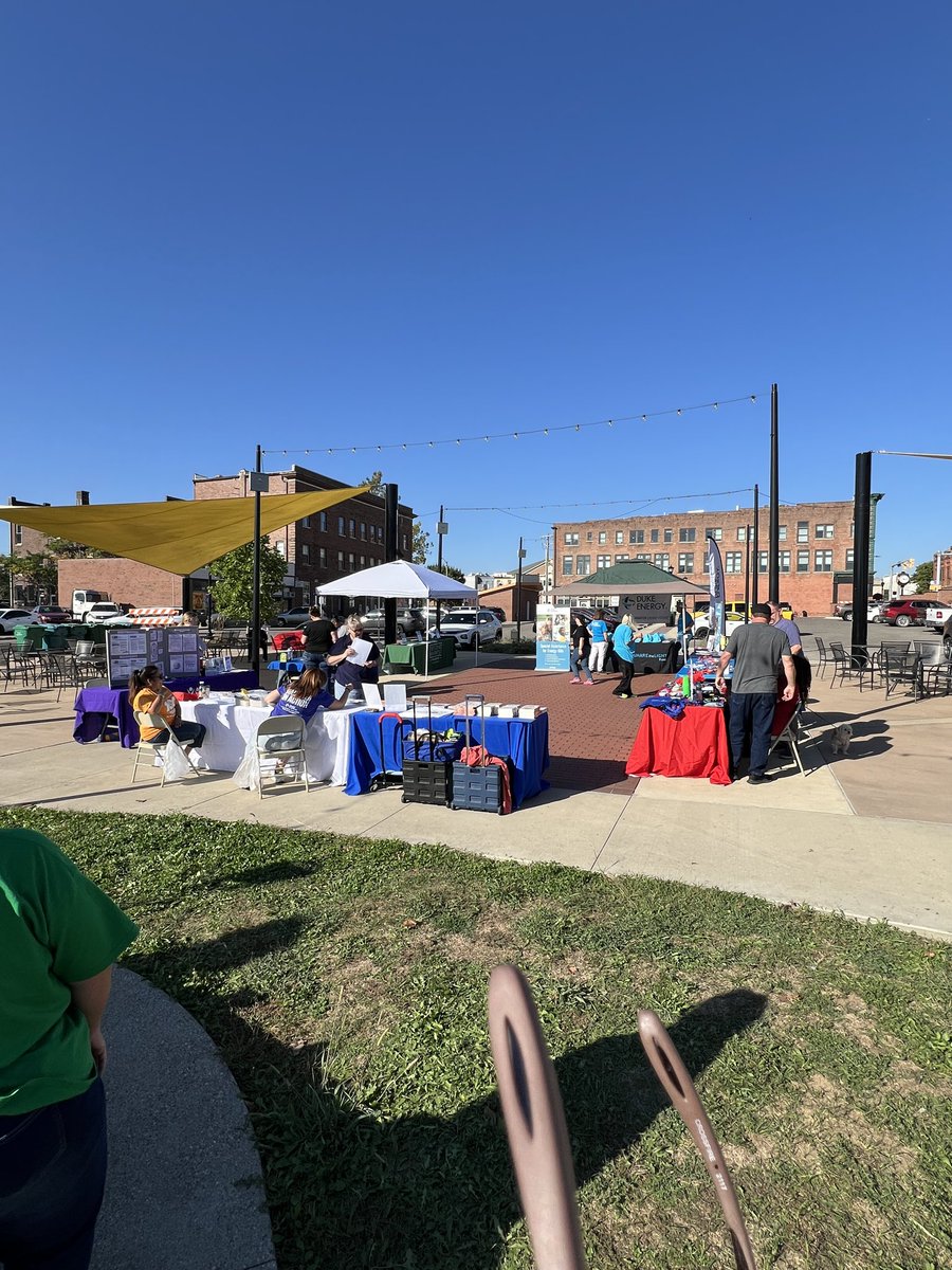 MarkLabarr's tweet image. Celebrating Heart of Indiana United Way 100th birthday. Duke Energy representatives are here at the New Castle downtown plaza with other resource agencies offering assistance for residents. Come register for one of five $100 gift cards! Great to see Mayor York stop by too!