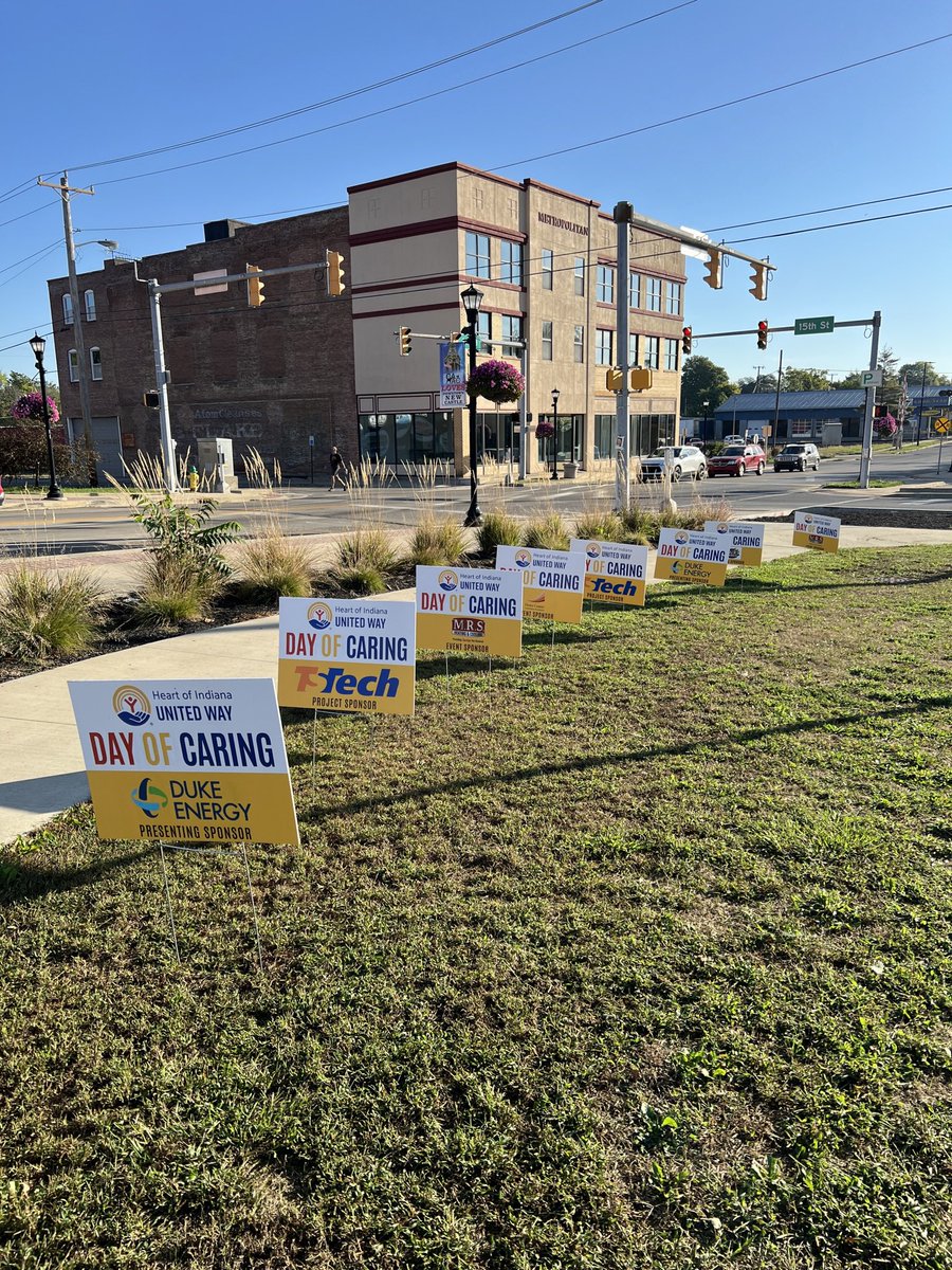 MarkLabarr's tweet image. Celebrating Heart of Indiana United Way 100th birthday. Duke Energy representatives are here at the New Castle downtown plaza with other resource agencies offering assistance for residents. Come register for one of five $100 gift cards! Great to see Mayor York stop by too!