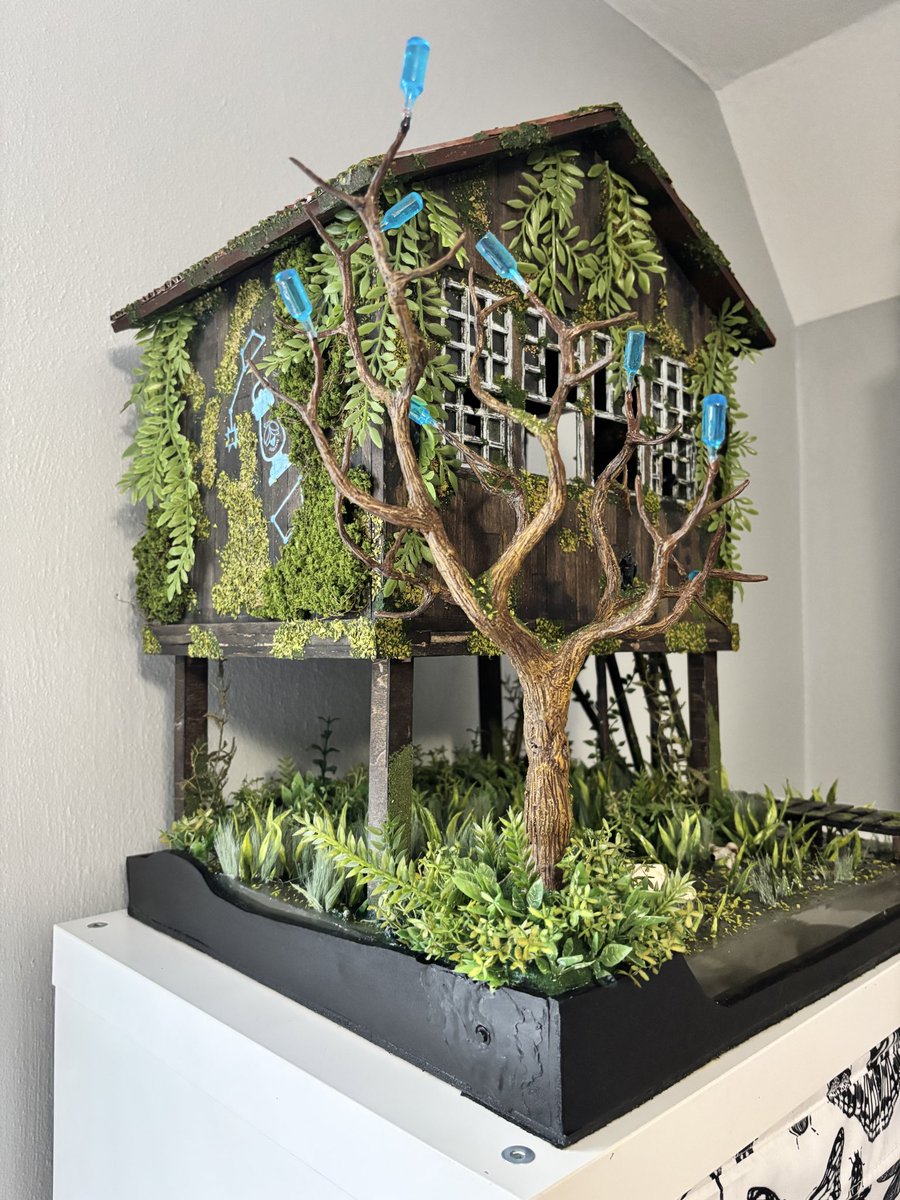 EldieChaunollet's tweet image. I made a dollhouse inspired by @CompulsionGames South of Midnight! You can see it in person at the St. Louis Miniature show this weekend.