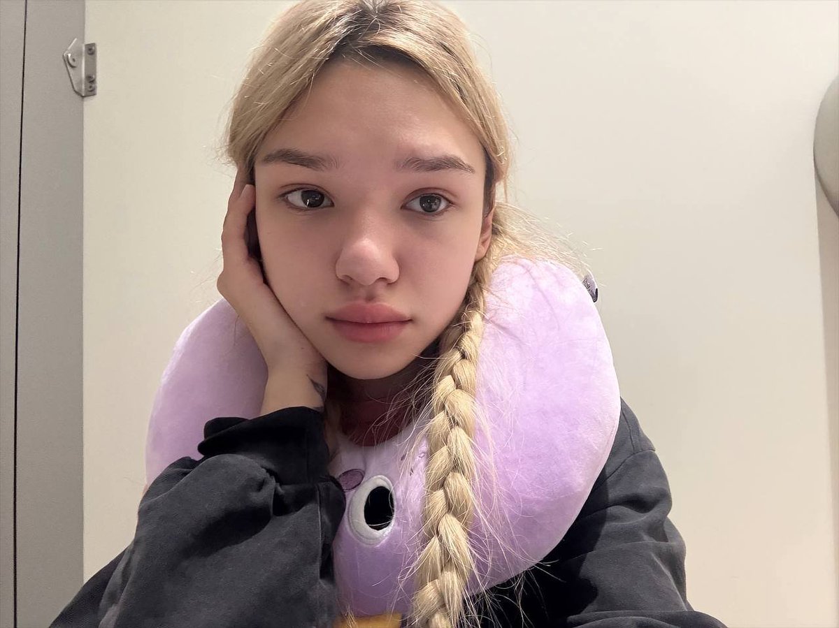 crystalsonyaa's tweet photo. Cried 5 hrs in the UAE airport thinking my luggage was gone 😭 strangers hugged me, someone even bought me tea &amp; a cupcake… turns out my bag was safe, I was just in the wrong claim ‘cause the airport’s HUGE. Being an emotional girl is a full-time job 🫠 https://t.co/ABpLMGDB0D
