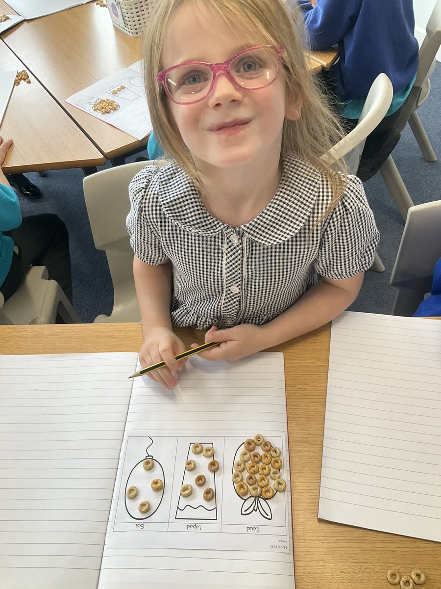 HVA_elmclass's tweet image. As scientists, we used Cheerios to represent the atoms in solids, liquids and gases🥼