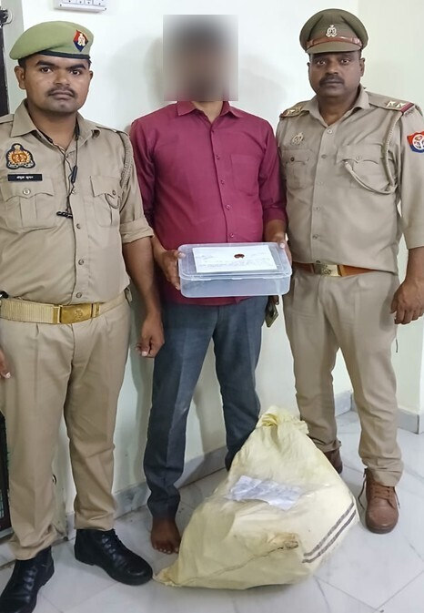 bstvlive's tweet photo. लखनऊ: आबकारी टीम ने शराब तस्कर को दबोचा
➡तमंचे,शराब की बोतलों के साथ युवक अरेस्ट
➡शराब के विभिन्न ब्रांडों की खाली बोतलें बरामद
➡मुखबिर की सूचना पर हरी नगर से गिरफ्तार
➡लखनऊ के ठाकुरगंज थाना क्षेत्र का मामला
#LucknowRaid #LiquorSmuggling @lkopolice https://t.co/aQ8wCOn2LJ